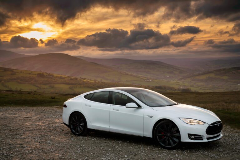 découvrez comment tesla tire parti de l’intelligence artificielle et du bitcoin pour dynamiser ses profits, grâce à l’innovation technologique et la diversification de ses activités.