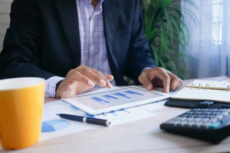 découvrez les principaux métiers de la finance, leurs rôles essentiels et les salaires moyens proposés en 2024. guide complet pour orienter votre carrière dans le secteur financier.