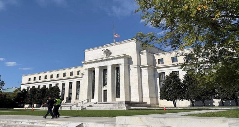 la fed pourrait diminuer ses taux d'intérêt d'ici décembre, influençant l'économie mondiale et les marchés financiers. suivez les dernières décisions et analyses.