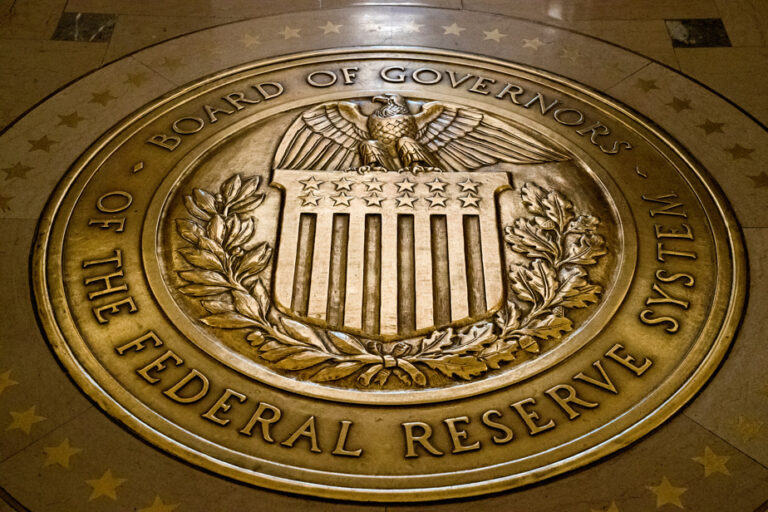 découvrez les déclarations du gouverneur de la fed concernant une nouvelle baisse des taux d'intérêt et son impact potentiel sur l'économie.