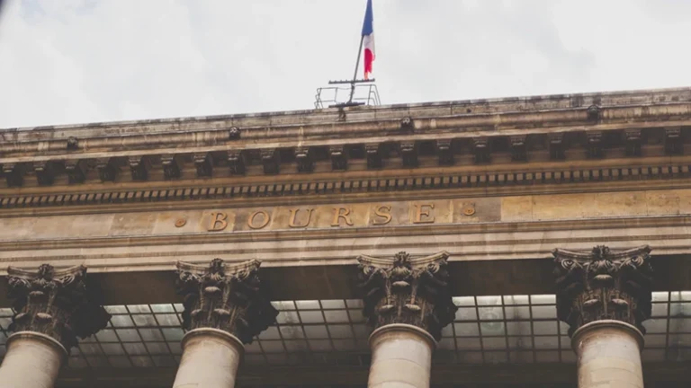 découvrez la légère progression de la bourse de paris stimulée par les annonces de la fed et la situation en ukraine. analyses et perspectives du marché financier.
