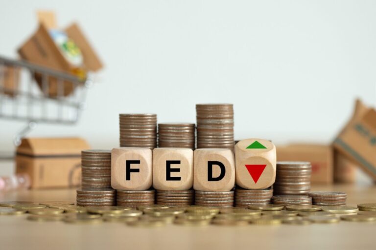 analyse des récentes déclarations de la fed : baisse des taux inévitable et exploration de scénarios économiques inattendus.