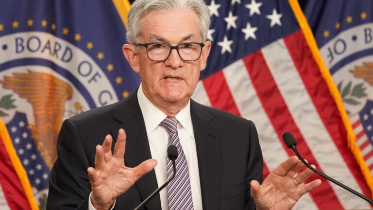 la fed réduit ses taux d'intérêt malgré des divergences internes au sein de la banque centrale, reflétant des débats sur la politique monétaire.