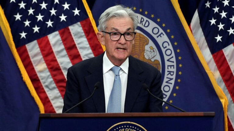 découvrez pourquoi la réserve fédérale réduit ses taux directeurs et les impacts potentiels sur l'économie mondiale et les marchés financiers.