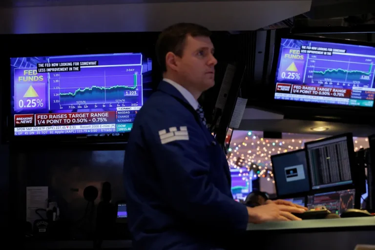 wall street recule en attendant les comptes-rendus de la fed, influençant les marchés financiers dans un contexte d'incertitude économique.