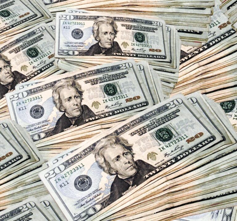 le dollar américain en légère baisse au début de l'année 2026, impactant les marchés financiers et les échanges internationaux.